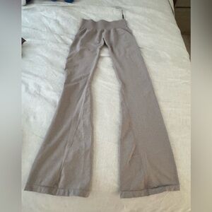 NVGTN Iconic Seamless Flare Leggings in Taupe